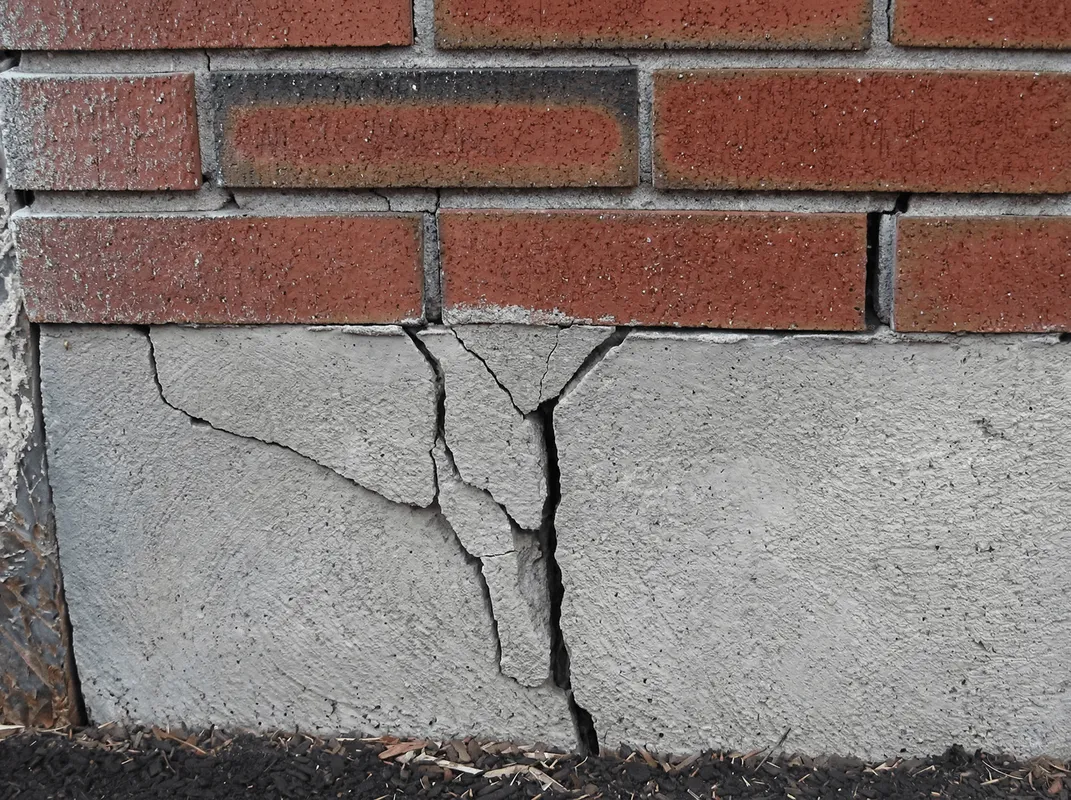 Concrete foundation with serious structural damage in Peoria, IL